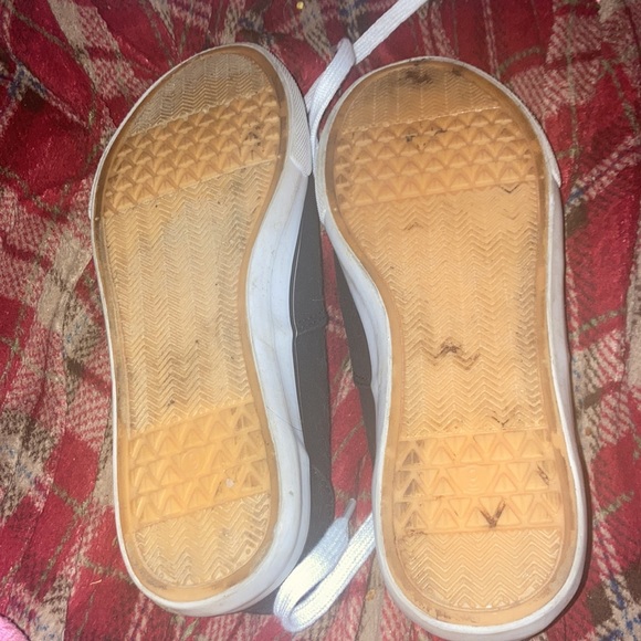 Don\'t  need  them and they are brand new without tags and they look like  vans